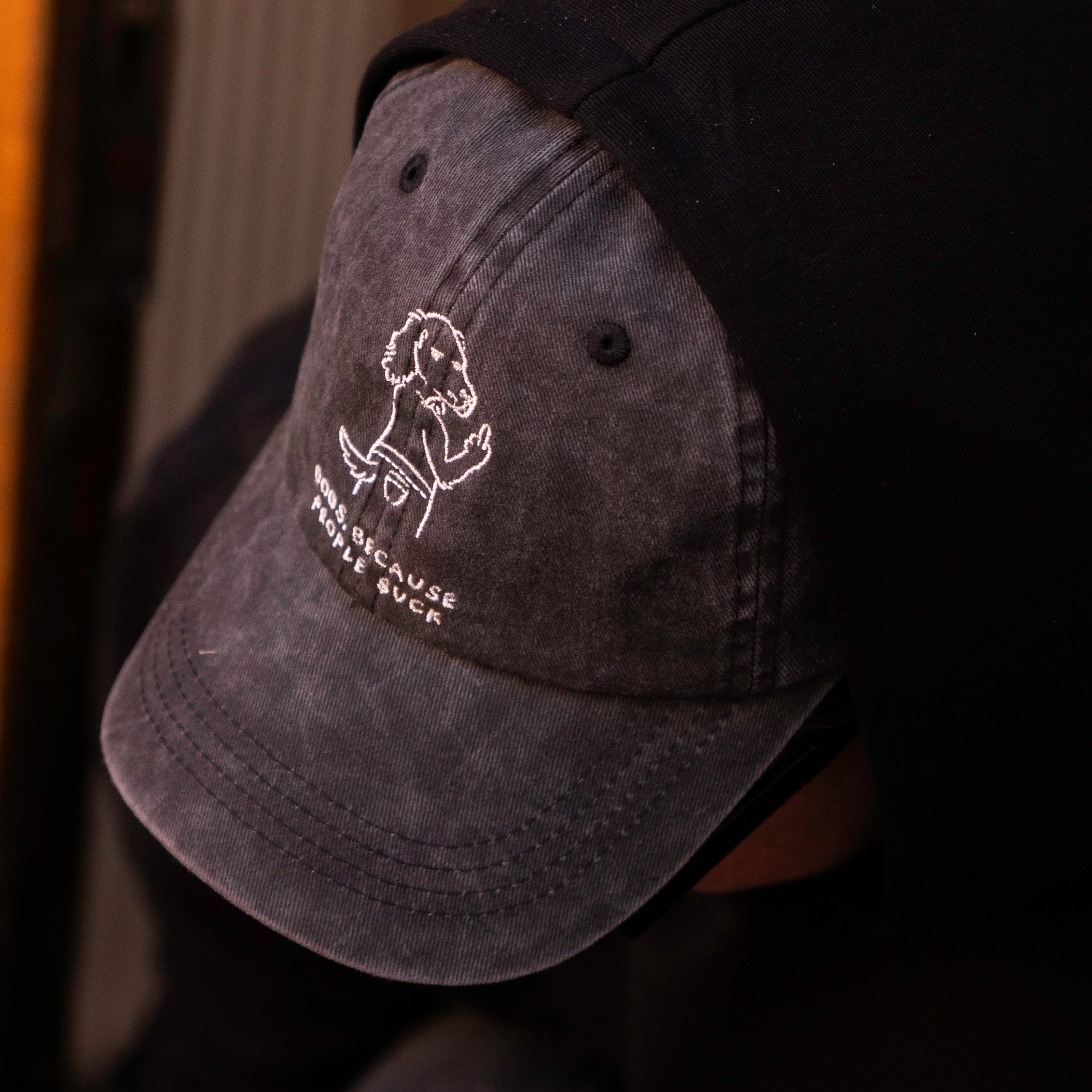 Čierny denim šiltovka – logo "Dogs. Because People Suck" 