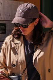 Hnedý denim šiltovka - Logo "Cats & Wine Make Everything Fine" 