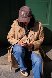 Hnedý denim šiltovka - Logo "Cats & Wine Make Everything Fine" 