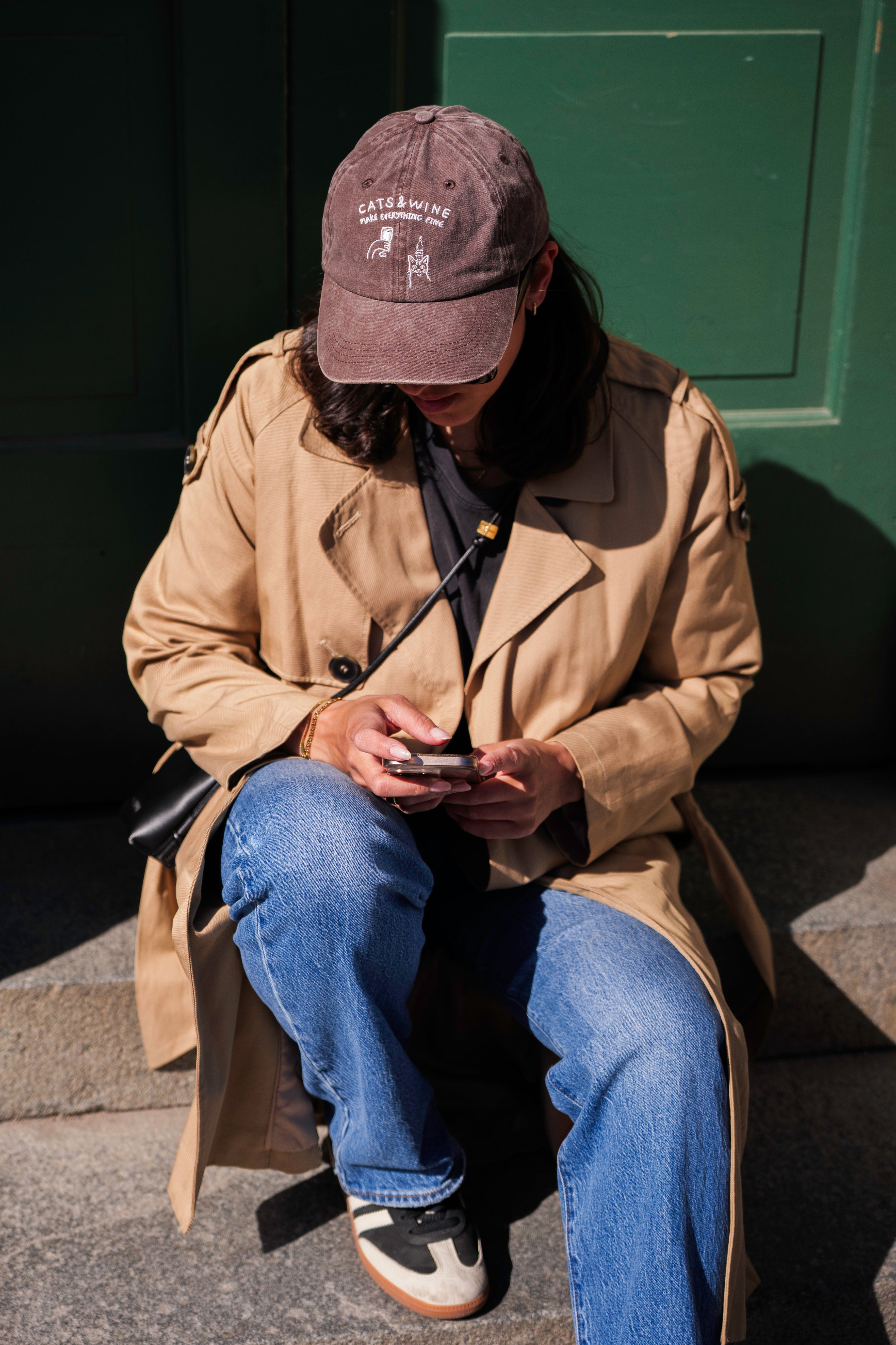 Hnedý denim šiltovka - Logo "Cats & Wine Make Everything Fine" 